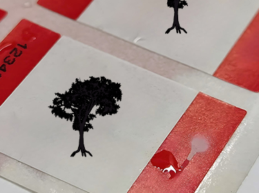 Paper label with hydrochromic ink printing